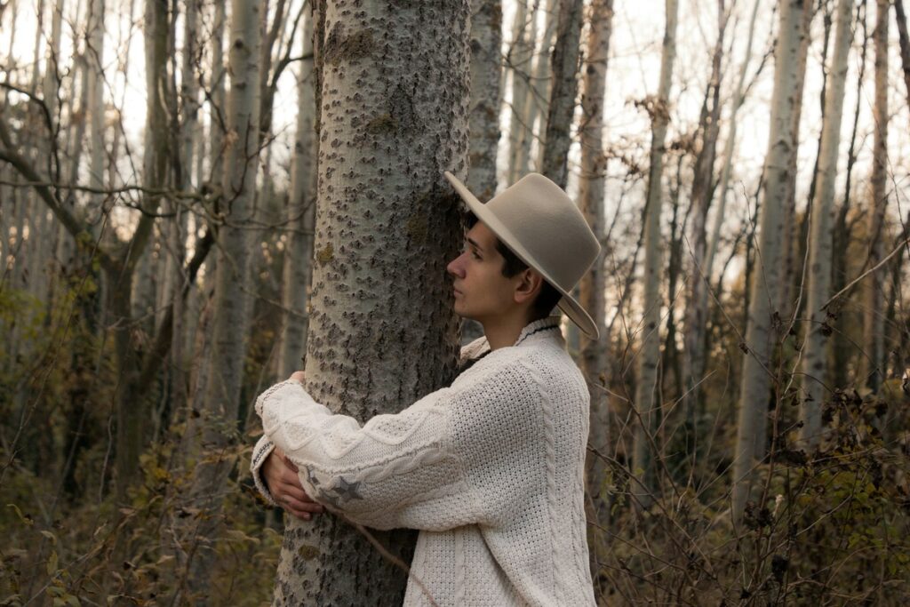 Man huggin tree.