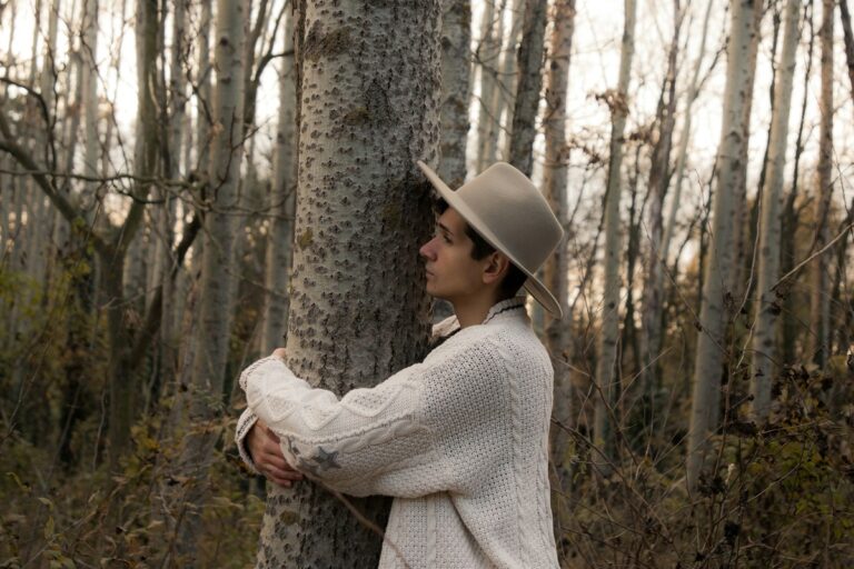 Man huggin tree.